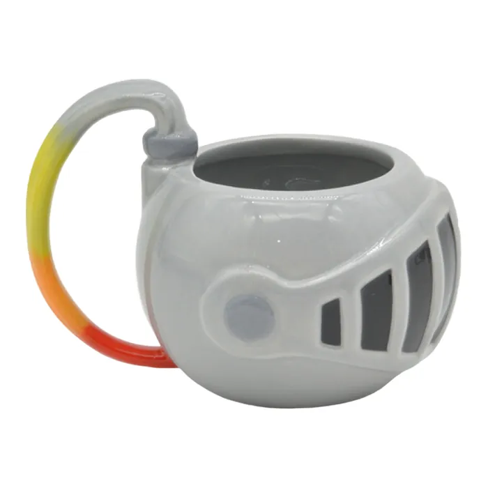 Taza de cerámica gris con la forma del casco del caballero y asa en degradado de amarillo a rojo