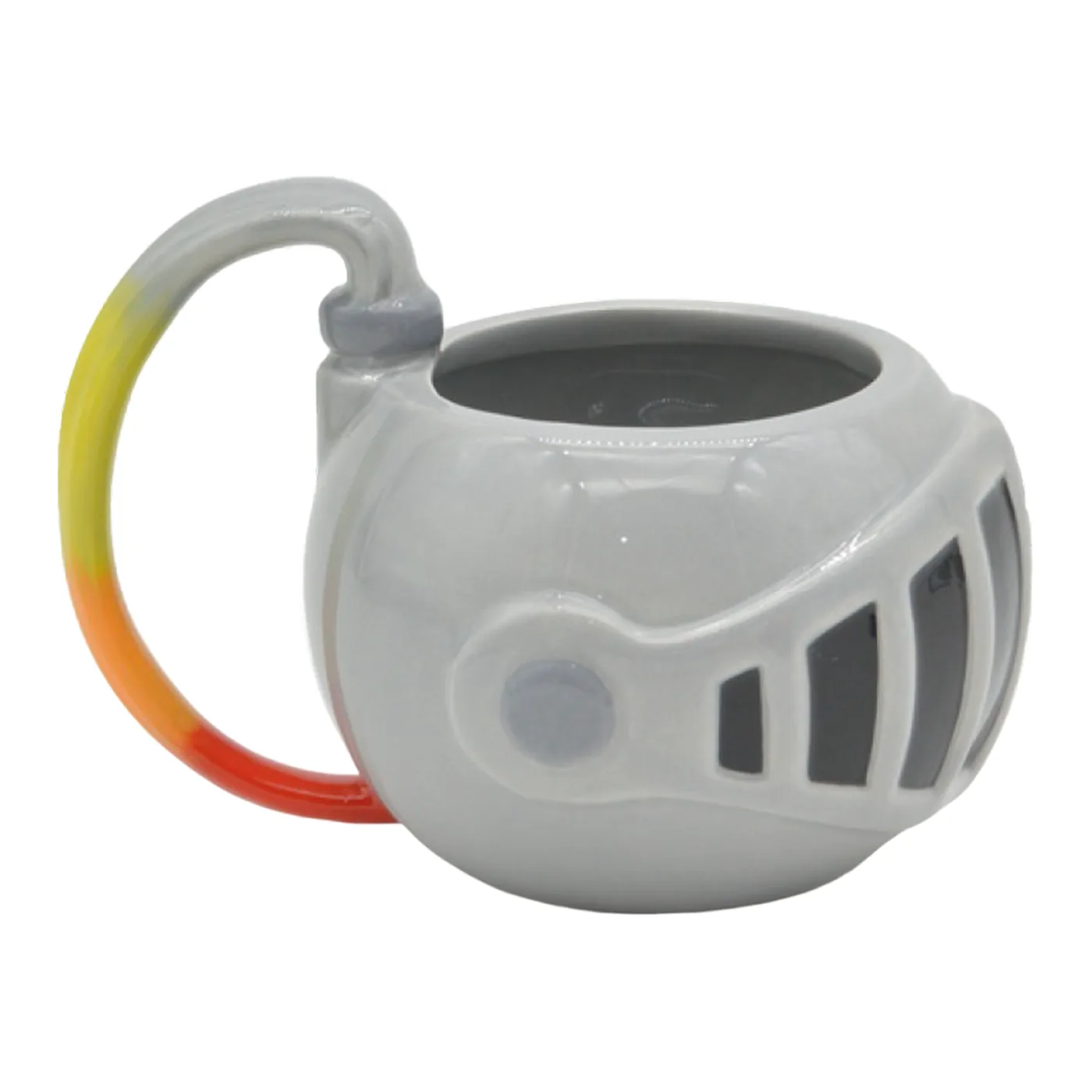 Taza de cerámica gris con la forma del casco del caballero y asa en degradado de amarillo a rojo