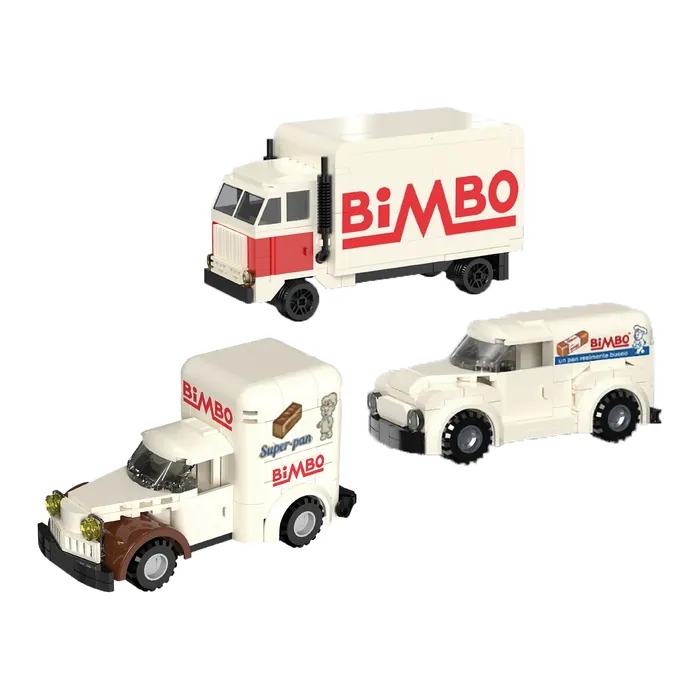 Tres camiones de reparto de Bimbo armados con bloques, en color hueso con el logotipo rojo