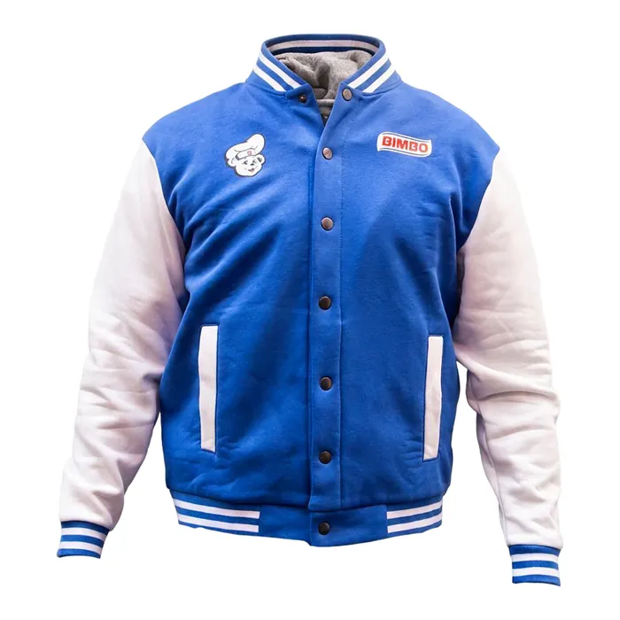 Chamarra varsity de cuerpo azul y mangas claras, de frente, con el Osito bordado en el pecho