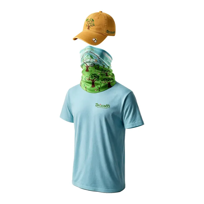El conjunto puesto: gorra mostaza, buff verde y playera azul claro con el logotipo al pecho