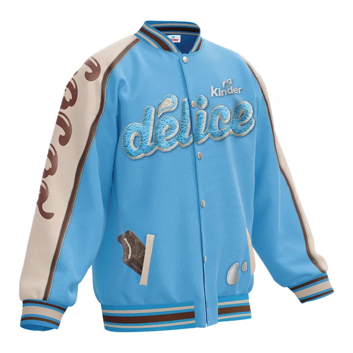 Chamarra varsity azul con mangas crudas y la palabra délice bordada en chenille al frente