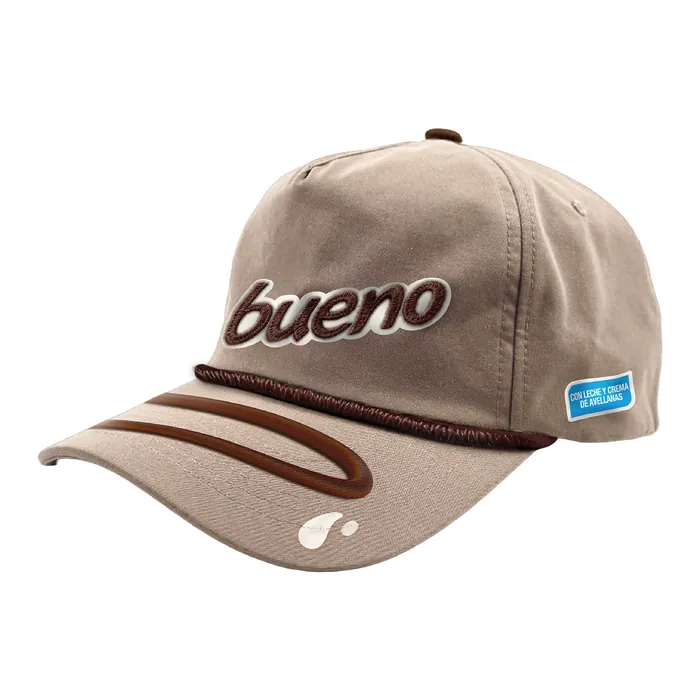 Gorra beige con la palabra bueno bordada en relieve y el escurrido de chocolate en la visera