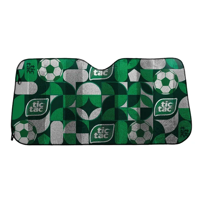 Parasol de auto verde con balones de futbol y el logotipo de Tic Tac, extendido