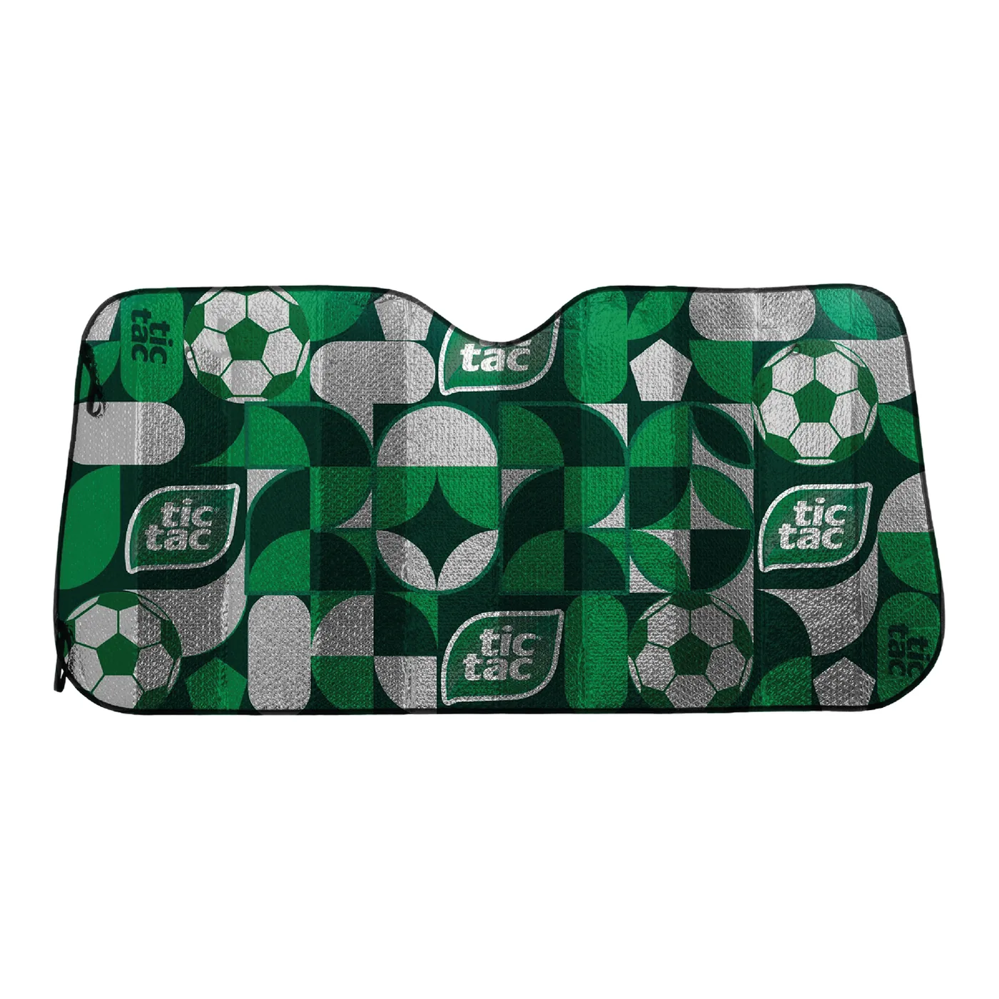 Parasol de auto verde con balones de futbol y el logotipo de Tic Tac, extendido