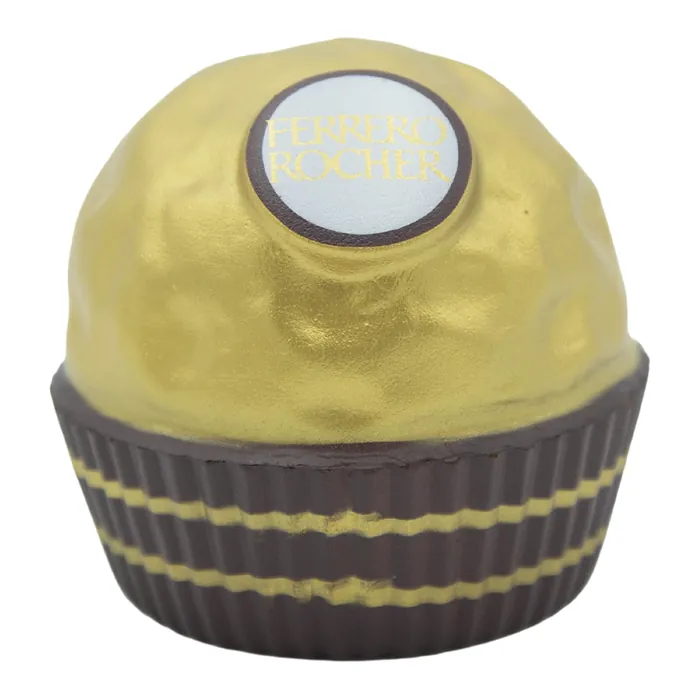 Squishy con la forma de un bombón Ferrero Rocher, con su sello dorado y la capacillo café