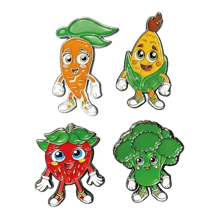 Cuatro pines esmaltados con los personajes zanahoria, elote, fresa y brócoli de La Huerta